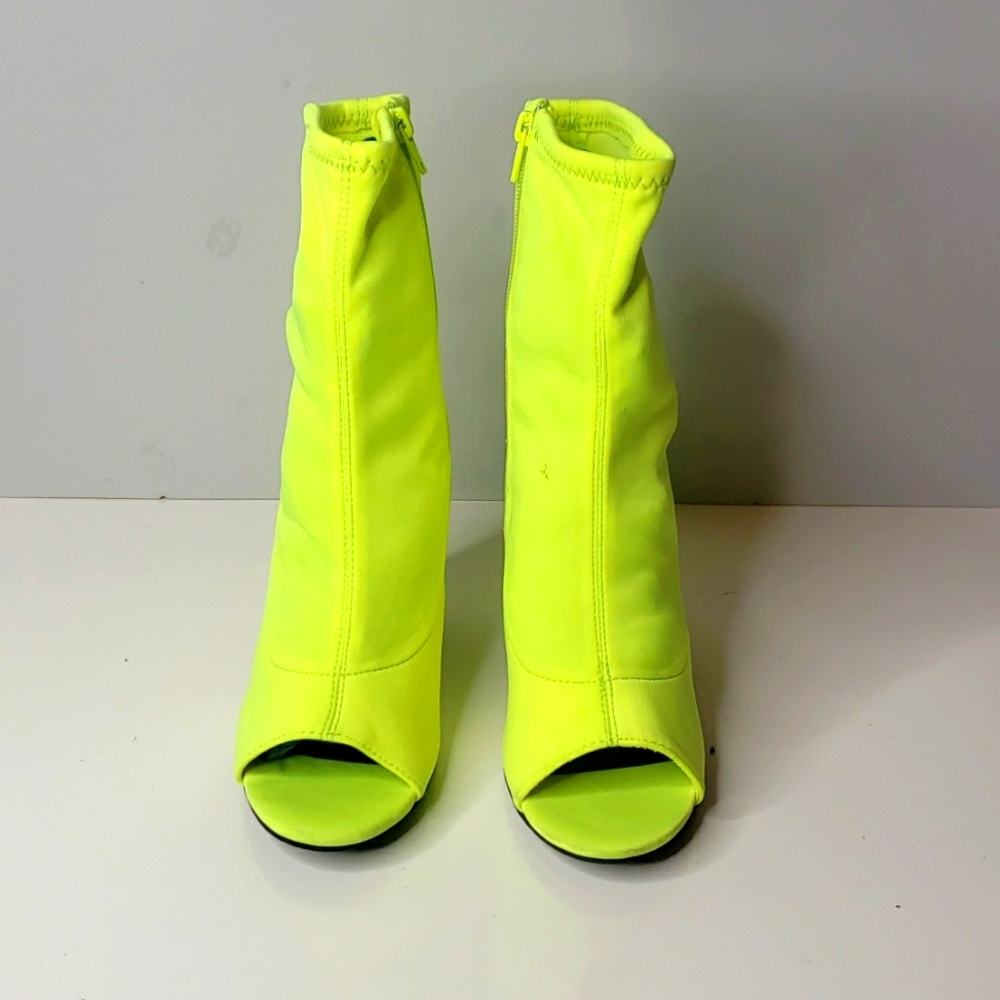 Yellow peep toe